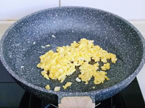 另一个鸡蛋磕碗里打散，起油锅，倒入蛋液，煎熟铲碎。