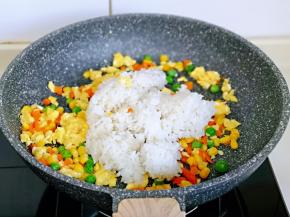 再加入米饭。(饭的量可以根据需要增加)