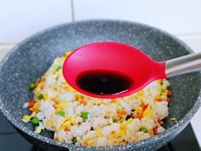 加入生抽提鲜，翻炒至米饭粒粒分明。