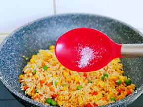 按个人口味加入食用盐，翻炒2分钟。