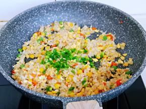 加入切好的葱花翻炒均匀，关火出锅。