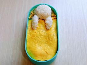 用白米饭做一个小熊的头和手手，再把被子盖在炒饭上，如图。