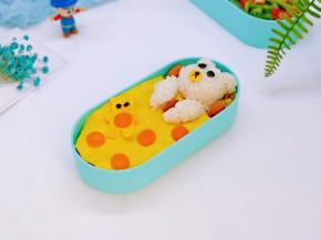 再用海苔装饰上眼睛，用做被子剩下的蛋皮做了个小熊，还有鼻子，摆放上胡萝卜片，放上坚果即可。