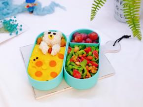 还拌了一盒冰草沙拉，装了几颗提子。(冰草沙拉；冰草洗干净，加入沙拉汁，橄榄油，小番茄洗干净，切小块，加坚果拌均匀即可)