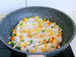 小火炒饭，不断翻炒。