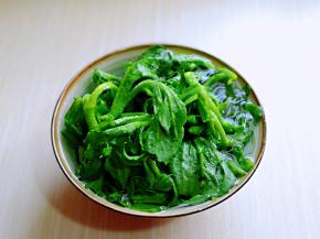 首先将冰草用纯净水冲洗干净，放入大口器具中。