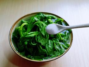 加入盐，泡10分钟，之后再用纯净水反复冲洗，捞出淋干水分。