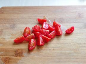 小番茄洗干净，一切四备用。