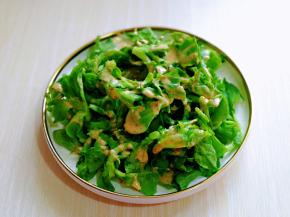 将冰草放入盘中，加入沙拉汁。