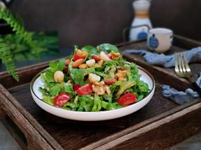 健康又好吃的坚果冰草沙拉。