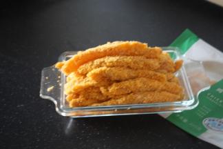 先把鸡肉条放到淀粉中裹上一层薄淀粉，再放入打散的鸡蛋液中裹满蛋液，再到面包糠里打个滚粘满面包糠。将所有的鸡肉条依次裹好备用。