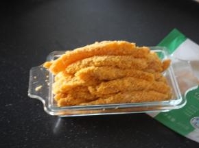 先把鸡肉条放到淀粉中裹上一层薄淀粉，再放入打散的鸡蛋液中裹满蛋液，再到面包糠里打个滚粘满面包糠。将所有的鸡肉条依次裹好备用。