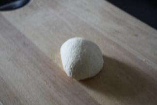 将盐加入面粉中，慢慢倒入开水，用筷子搅拌成絮状，揉捏成团，醒30分钟。