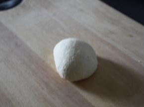将盐加入面粉中，慢慢倒入开水，用筷子搅拌成絮状，揉捏成团，醒30分钟。