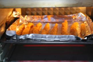 烤箱上下管调至180度，提前5分钟预热。 烤盘上铺一张铝箔纸，喷薄薄一层油，放上鸡柳，再在鸡柳上喷一层薄薄的油，烤10～15分钟左右即可。