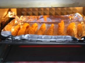 烤箱上下管调至180度，提前5分钟预热。 烤盘上铺一张铝箔纸，喷薄薄一层油，放上鸡柳，再在鸡柳上喷一层薄薄的油，烤10～15分钟左右即可。