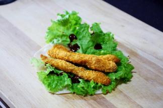 面饼上放上生菜和少许的甜面酱，再放上烤好的香酥鸡柳。