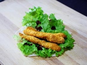 面饼上放上生菜和少许的甜面酱，再放上烤好的香酥鸡柳。
