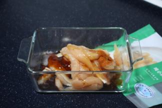 将鸡胸肉洗净后剔去表面筋膜，切成小手指粗细的条状，加入生抽、蚝油、料酒、盐、和黑胡椒粉。