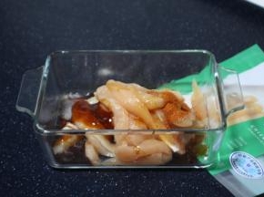 将鸡胸肉洗净后剔去表面筋膜，切成小手指粗细的条状，加入生抽、蚝油、料酒、盐、和黑胡椒粉。