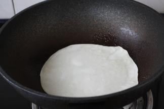 平底锅抹上少许油，放入面皮，小火煎。