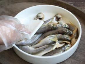 盖上保鲜膜，放入冰箱腌制2小时。(也可以早上上班之前腌制好放冰箱，下班回来做)然后沥干水分或者用厨房用纸吸干水分。 急于炸鱼的话腌制10～15分钟也可以，一定要吸干水分，避免炸的时候溅油。