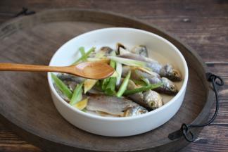 加入料酒，适当可以多一点，去腥。