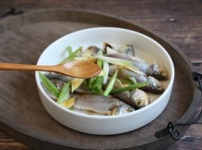 加入料酒，适当可以多一点，去腥。