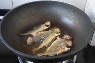 小火炸至金黄。