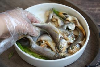 把它们轻轻抓均。