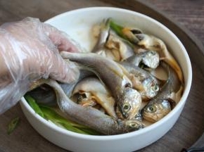 把它们轻轻抓均。