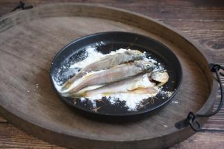 将小黄鱼均匀裹上一层干糯米粉。 切记：用糯米粉裹小黄鱼再炸，放一天也仍然很酥脆。