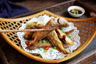 迫不及待的尝了一条，真是又香又酥。