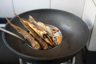 依次炸好，捞出沥油。