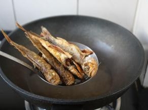依次炸好，捞出沥油。