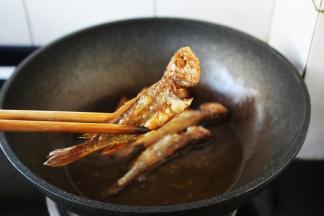 香炸小黄鱼出锅啦！