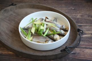 葱姜切碎，均匀撒在鱼身上。