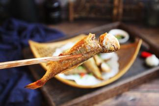 用糯米粉裹小黄鱼再炸，放一天仍然很酥脆。