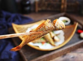 用糯米粉裹小黄鱼再炸，放一天仍然很酥脆。