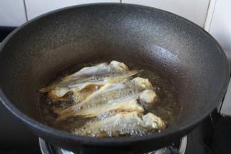 8起锅锅热放油，油的量稍微宽一些。
待油温6成热时，下去裹好糯米粉的小鱼，切记，不要去动它，先大火炸鱼，待鱼定型后，转小火慢炸。