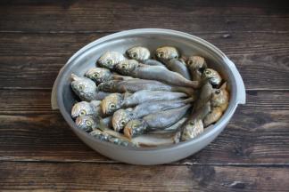 把手小黄鱼清理干净，清水反复冲洗。