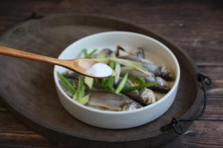 按个人口味加入盐。