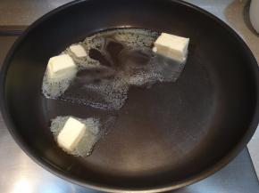 1黄油放入不粘锅小火加热至融化