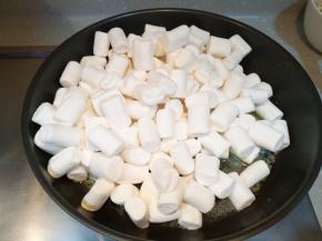 2倒入棉花糖，不断搅拌，至棉花糖融化