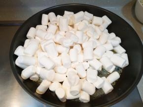 2倒入棉花糖，不断搅拌，至棉花糖融化