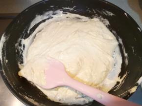 3棉花糖和黄油混合均匀后，加入奶粉，快速搅拌