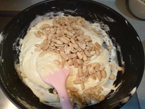 4奶粉完全和牛轧糖混合后离火，加入花生仁，搅拌