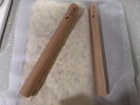 6盖上油纸，用擀面杖将牛轧糖塑性