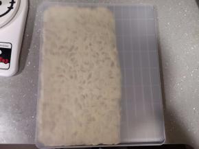 7将学厨牛轧糖整形片铺在牛轧糖表面进行按压，压出痕迹