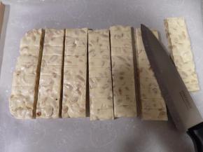 8晾凉后用刀沿着痕迹处切块，在包上糖纸即可